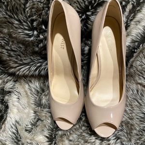 Pretty, nude pumps